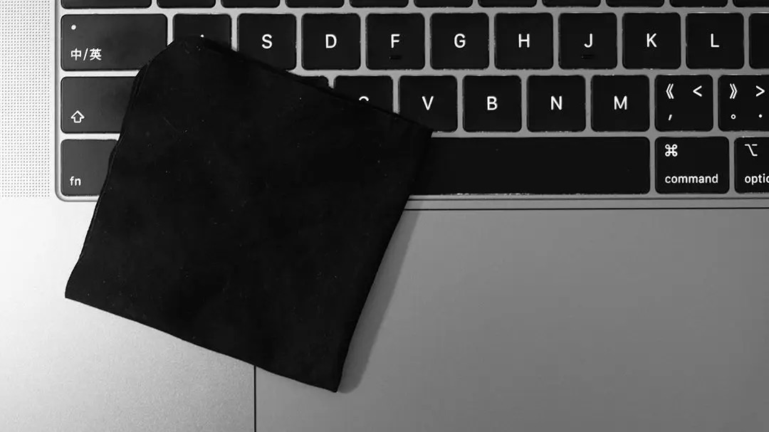 早年的MacBook Pro附赠黑色软布